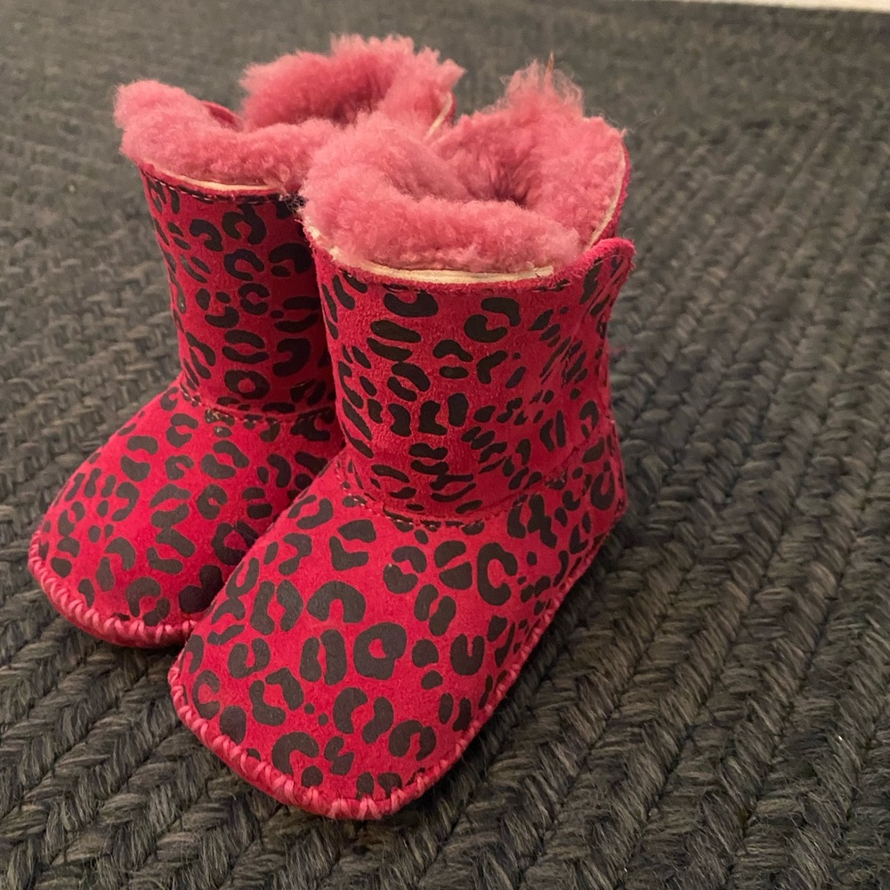 EUC UGG Infant Boots size 4/5
